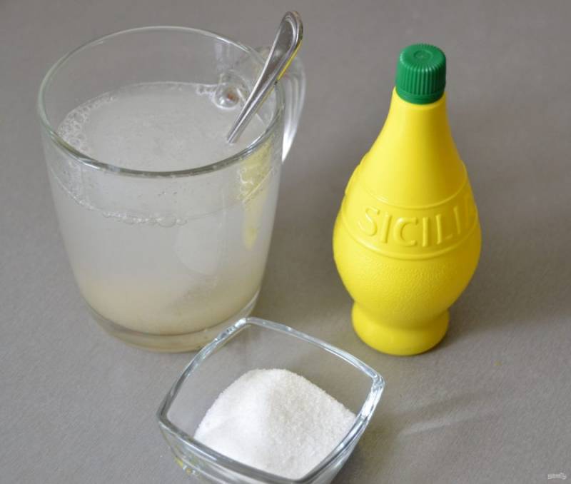 Растворите в 200 мл. воды оставшуюся половину желатина, добавьте сахар 1 ст. ложку (можно по вкусу), влейте 1 чайную ложку лимонного сока. 