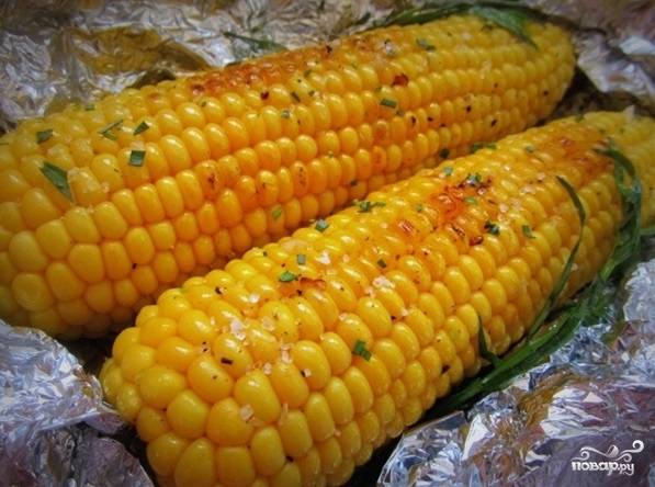 Кукуруза, запеченная в фольге с чесноком