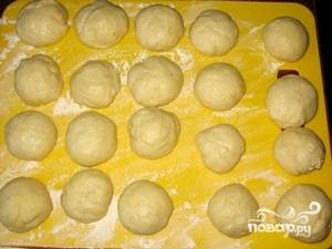 Когда тесто у нас поднимется, еще раз вымешиваем его и разделываем на небольшие шарики, из которых и будем лепить пирожки.