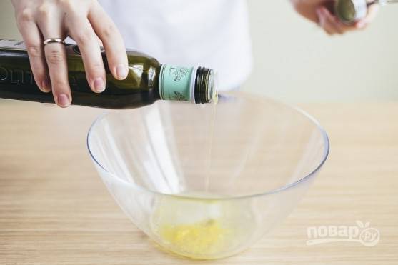 Добавьте к лимону масло, соль, сахар и перец. Хорошо перемешайте ингредиенты. Заправка готова!