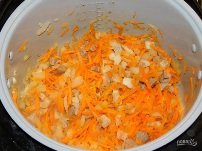 Затем добавьте к мясу измельченные лук и морковь.