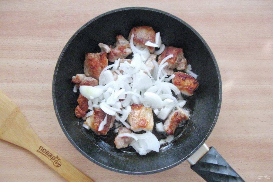 Репчатый лук нарежьте произвольно и добавьте к мясу.