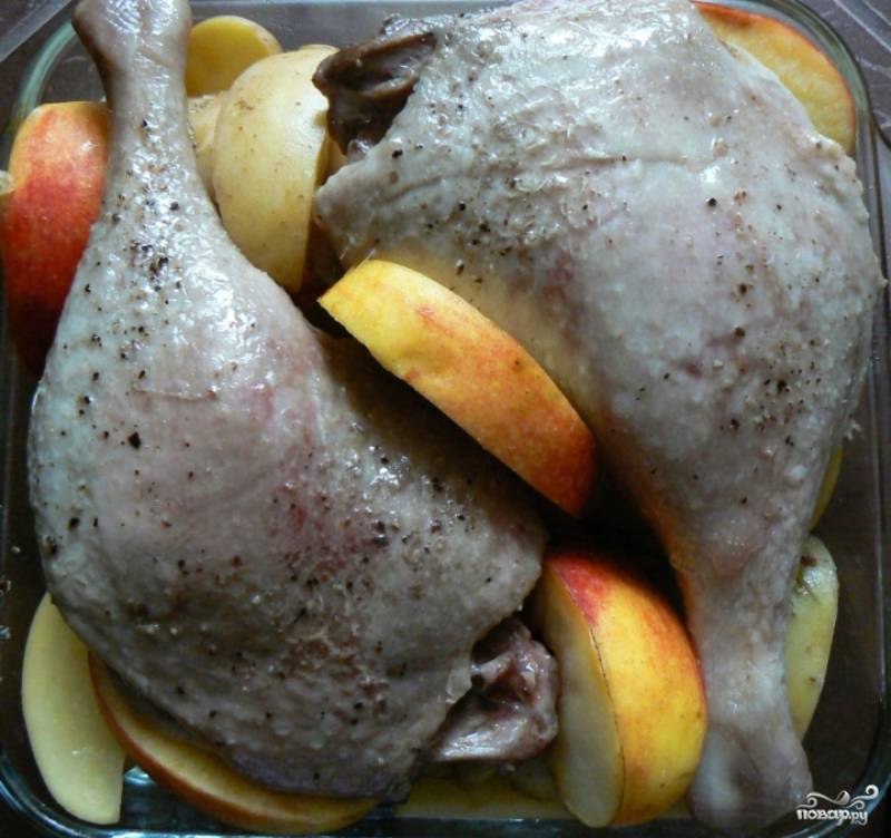 Курица с яблоками в духовке