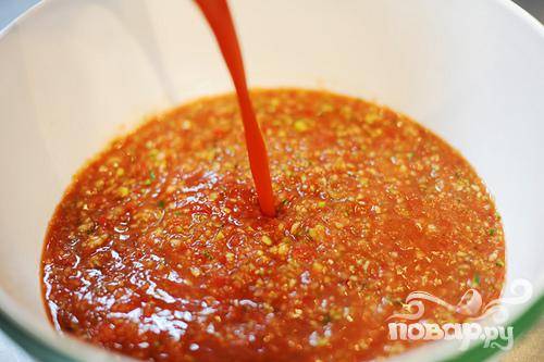 Перелить пюре в миску и добавить оставшиеся 2 чашки томатного сока.