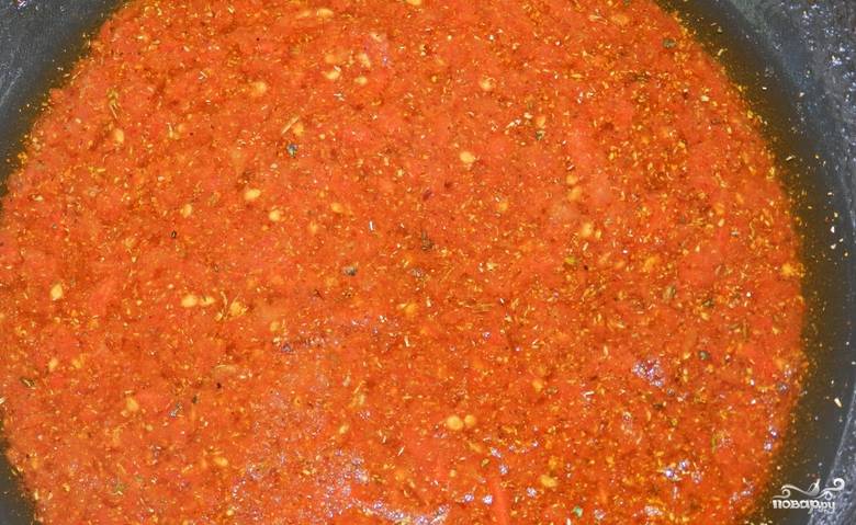 Приготовим заправку. В сковороде разогреваем оливковое масло, вливаем соевый соус, добавляем томатную пасту и приправу. Перемешиваем, доводим до кипения и варим еще несколько минут.