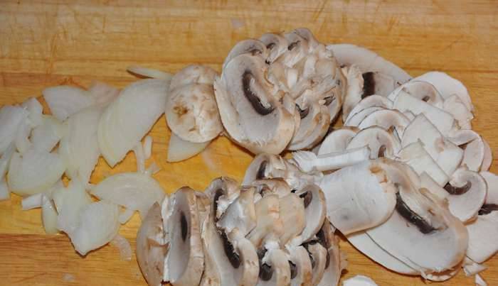 Обжариваем на сковороде измельченный лук с грибами до мягкости.