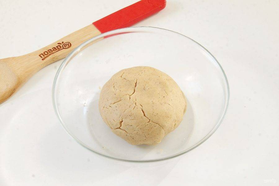 5. Замесите тесто. Соберите его в шар, заверните в пищевую пленку и уберите в холодильник на 30 минут.
