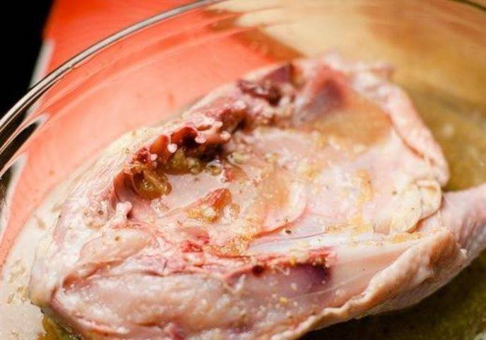 Получившимся маринадом обмажьте куриное мясо и маринуйте около часа в холодильнике. 