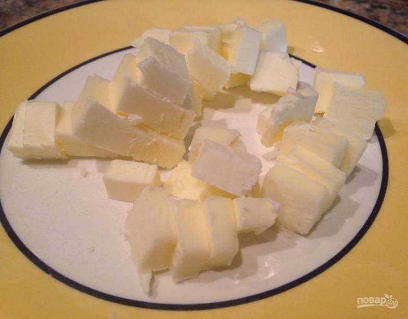 Масло также порежьте и поставьте в морозилку на 30 минут.