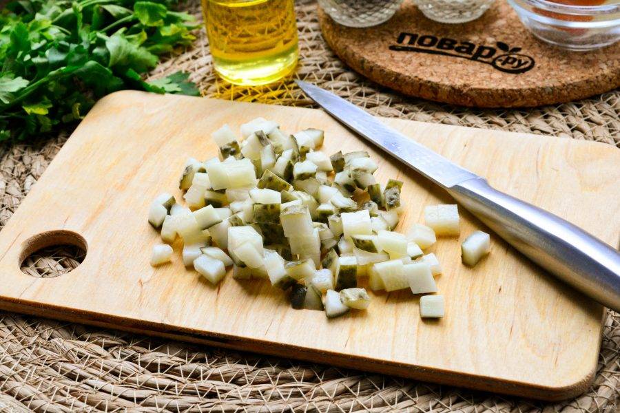 Соленые огурцы также нарежьте кубиками.