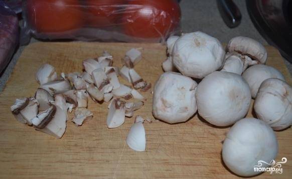 1.	Перед тем как приготовить грибной соус из шампиньонов со сливками, помойте грибы, очистите и порежьте их на кусочки.