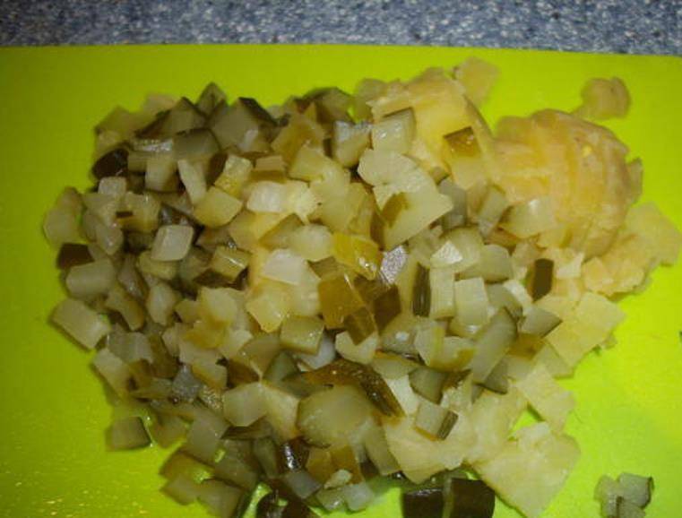 Картофель сварите «в мундирах». Порежьте его и огурцы.