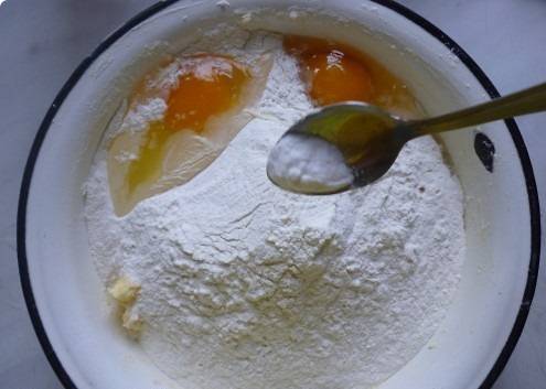 3. Вбить яйца, добавить щепотку соли и соды, всыпать примерно половину просеянной муки. 
