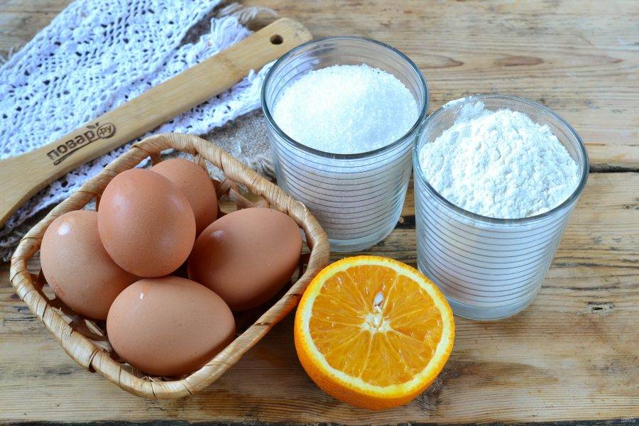 Подготовьте все необходимые ингредиенты. Для бисквитного теста яйца должны быть холодными, чтобы их можно было легко взбить в пышную пену.