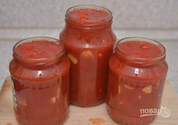 4. Горячим соком залейте помидоры. Крышки пока плотно не закрывайте! 