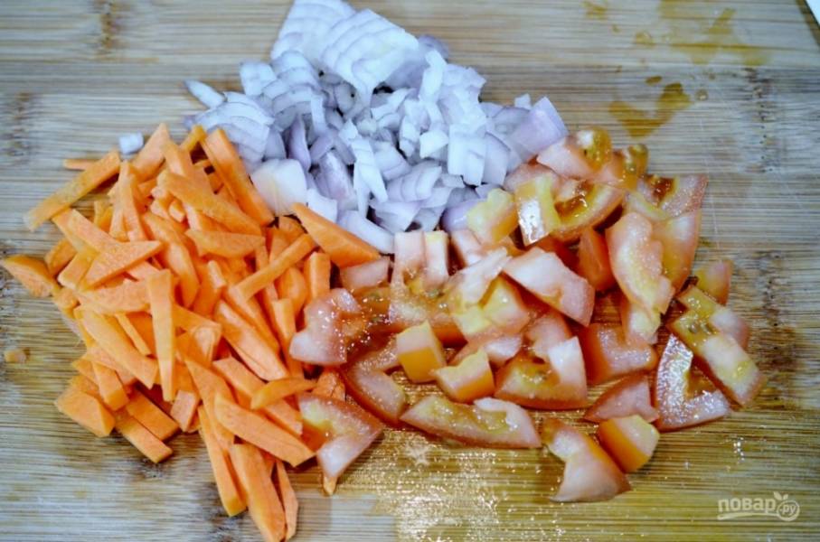 Лук нарежьте кубиком, морковь — тонкими брусочками, помидоры — кубиком.
