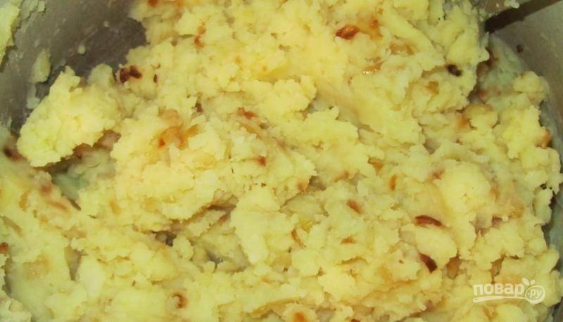3.	Тем временем очистите и нарежьте кусочками картофель, отварите его до готовности. Разомните картошку толкушкой. Очистите лук и обжарьте его на оставшемся масле, смешайте лук с картошкой и посолите.