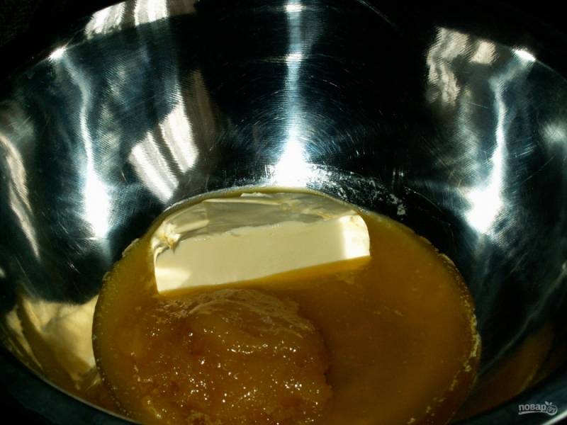 Растопите на водяной бане маргарин и мед. 