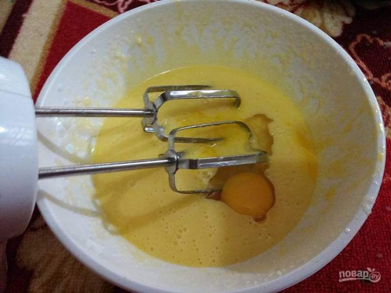 1. В миске смешайте масло, сахар, молоко и яичные желтки. Взбейте все с помощью миксера до однородной массы.