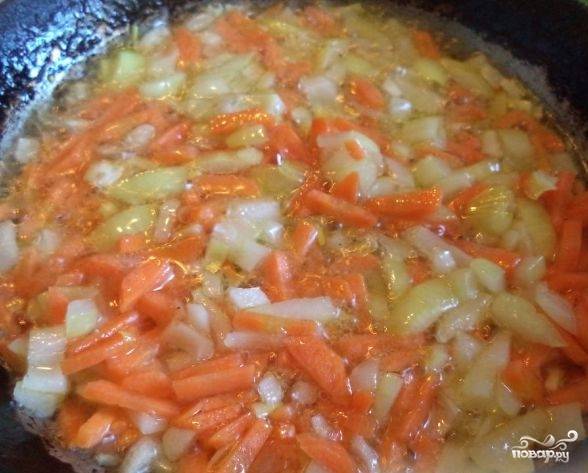 2. Пока варится наш картофель, отправляем нарезанные лук и морковь на сковороду. Жарим овощи на растительном масле до золотистого цвета.