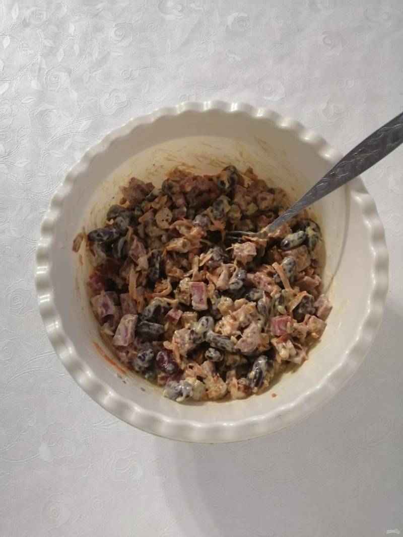 Все перемешайте. Если необходимо, поперчите и посолите салат по вкусу.