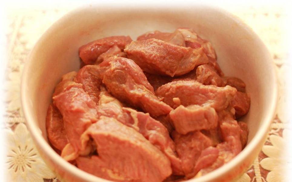 1. Мясо режем кусочками, натираем со всех сторон каждый кусок горчицей и даем постоять 10-20 минут.