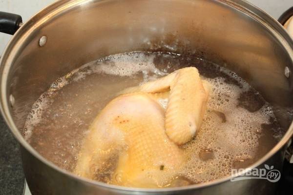 Курицу отварите в воде в течение 20 минут после закипания. Затем оставьте её остывать.