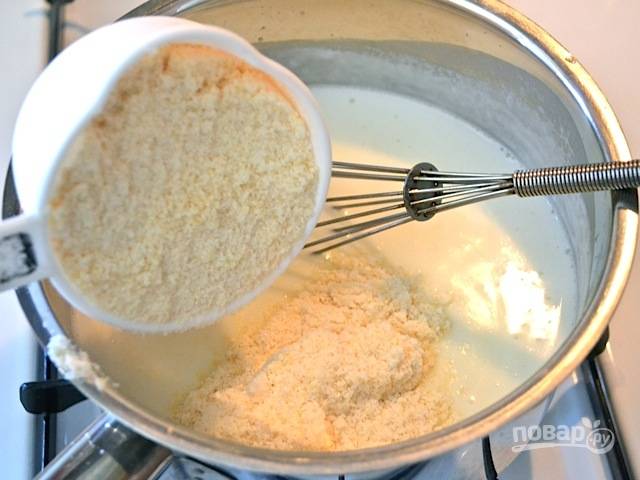2. Для приготовления соуса соедините сливки и тертый сыр. В данном случае это Пармезан, но вы можете использовать и любой другой любимый сыр. 