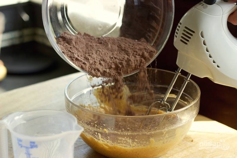 4. Отдельно соедините муку, какао, соль и разрыхлитель. Перемешайте и всыпьте сухие ингредиенты. 