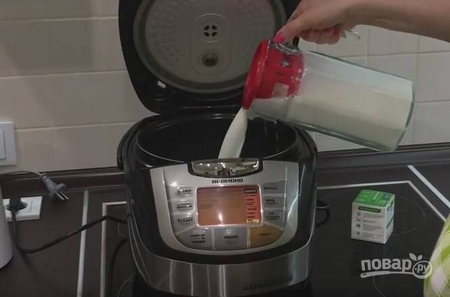 1. Вылейте молоко в мультиварку, нагрейте его до 40 градусов. 