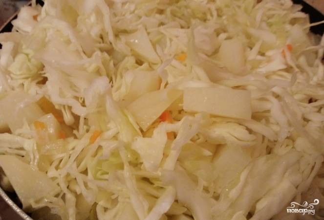 4.	Приступите к приготовлению капусты. Очистите и помойте овощи. Порежьте соломкой. Добавьте к овощам на сковороду. Все перемешайте. На медленном огне готовьте семь минут.