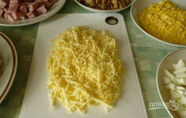 Сыр натрите на средней тёрке.