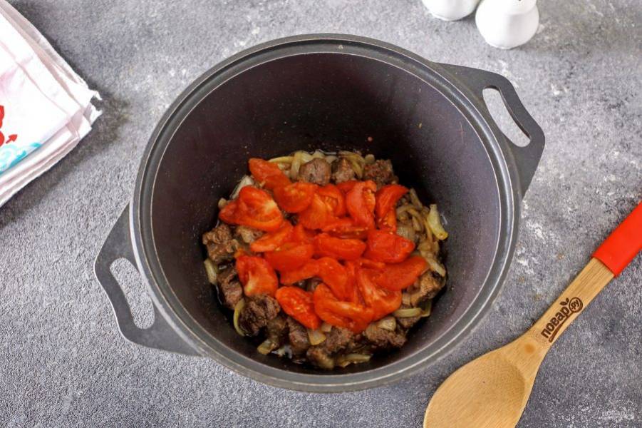 Затем добавьте нарезанные томаты, предварительно сняв шкурку. Тушите на среднем огне 5-7 минут.