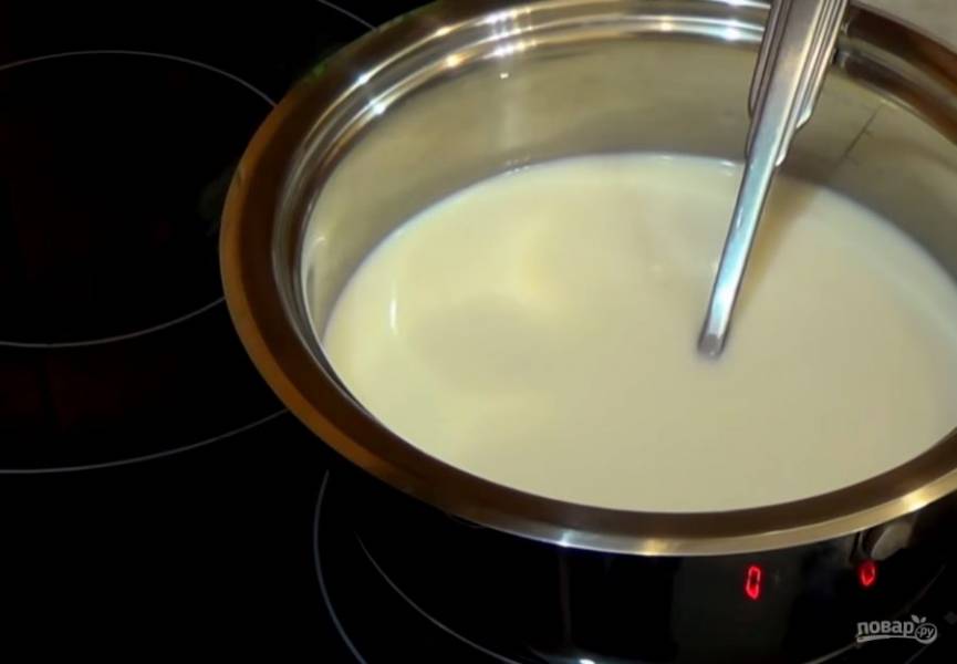 1. Приготовьте заварной крем: молоко смешайте с 80г сахара, поставьте на огонь и доведите до кипения, периодически помешивая. Яйца смешайте с 80г сахара и крахмалом. 