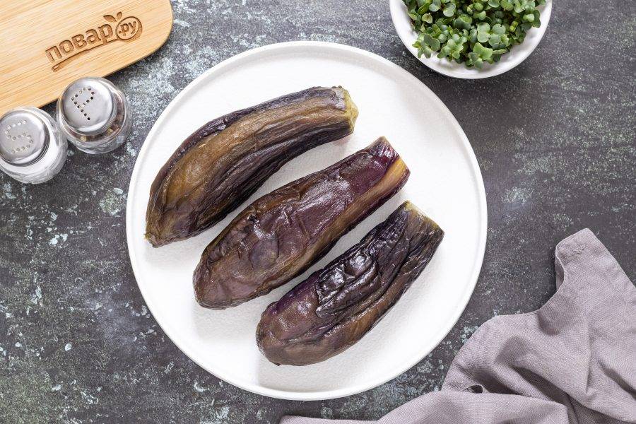 После очистите баклажаны от кожуры.