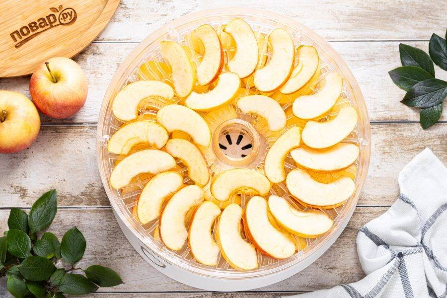 Для сушки яблок в сушилке выложите их на решетку. Сушите их при температуре 55-60 градусов около 6-8 часов.