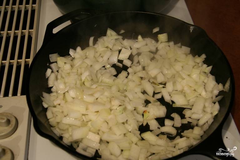 Порежьте лук кубиками, обжарьте его в масле на отдельной сковородке. 