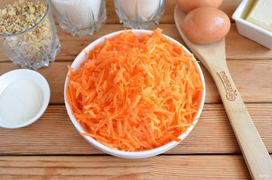 Очищенную морковь натрите на терке (крупной или мелкой, не важно).