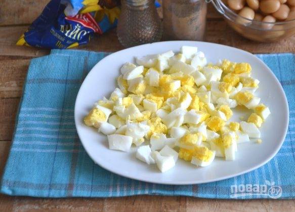 2. Шинкуем вареные яйца мелкими кубиками.
