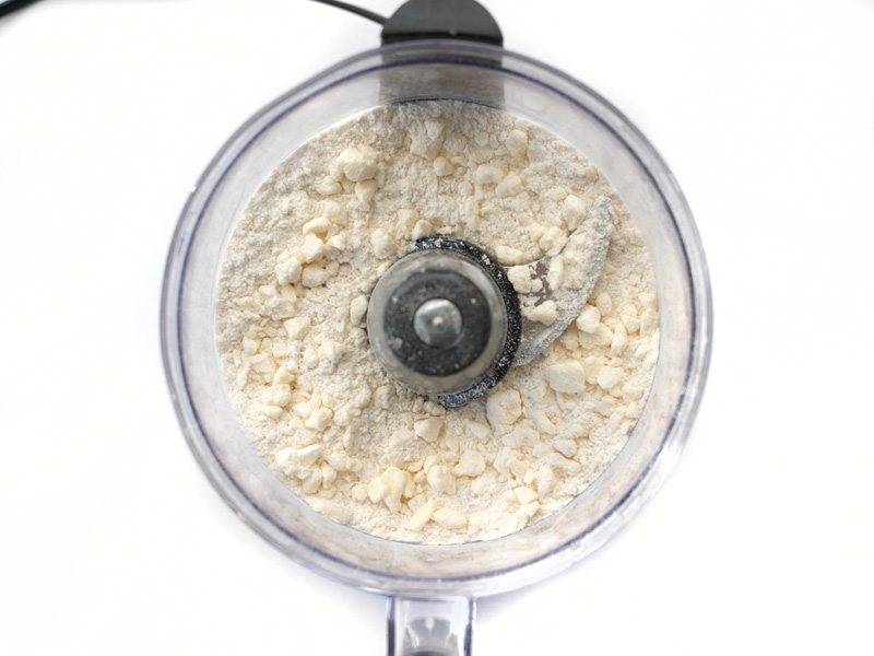 2. Перетрите смесь до получения однородной массы с мелкой масляной крошкой.