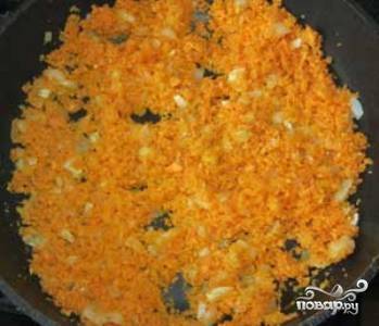 Добавьте к луку морковь, натертую на крупной терке. Обжаривайте овощи в течение 3 минут.