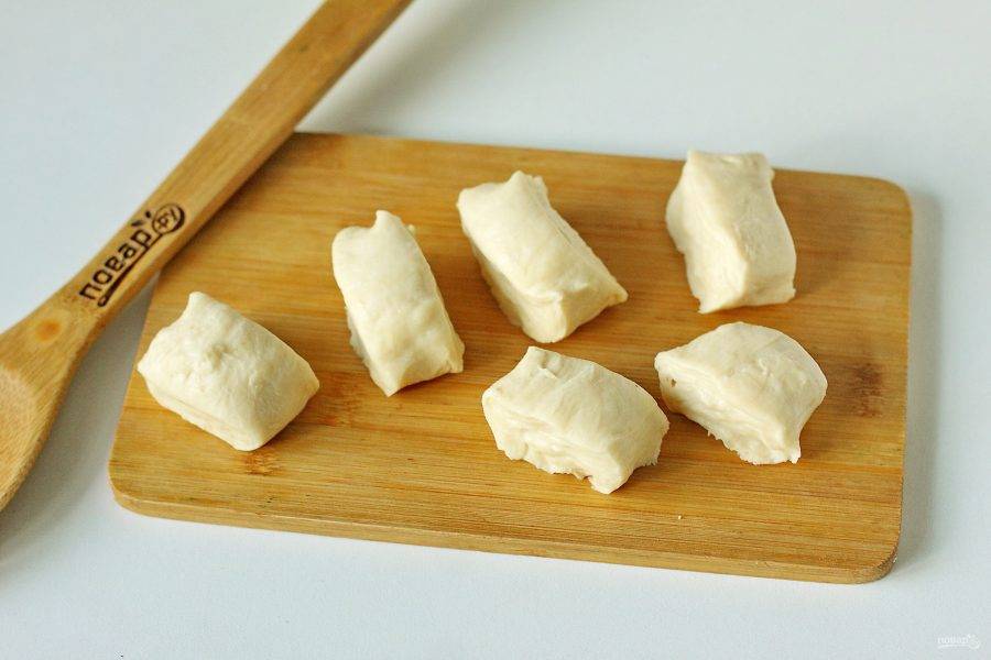 От теста отрежьте кусок и скатайте его колбаской. Нарежьте колбасу кусочками, размер зависит от желаемого размера мантов.