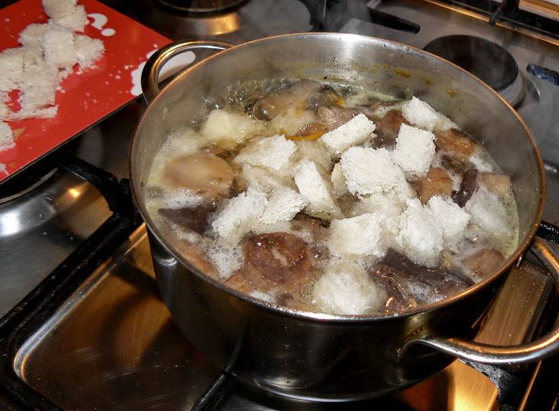 Грибочки размораживаем и обжариваем их на растительном масле, затем перекладываем грибы в кастрюлю к овощам, добавляем кусочки белого хлеба, перемешиваем все и варим минут 10. После чего вливаем сливки, солим и приправляем суп, доводим до кипения.