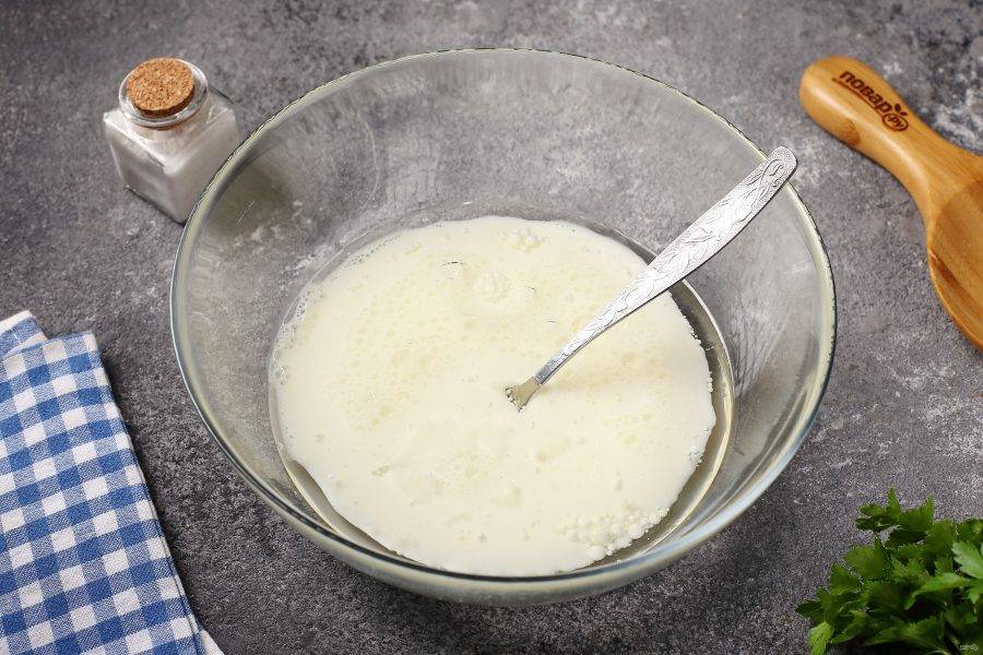 Соедините тёплое молоко, кефир и масло.
