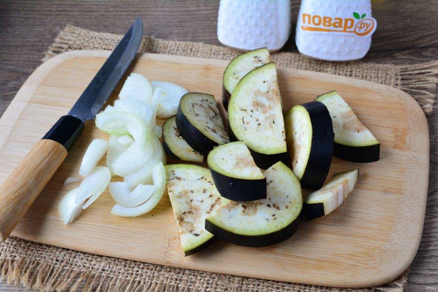 Нарежьте полукольцами репчатый лук и баклажаны.