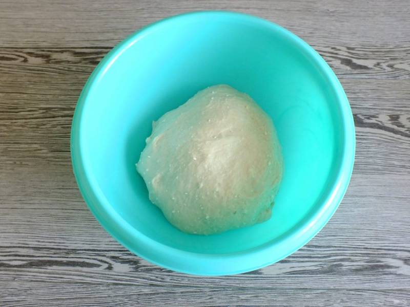 Готовое тесто должно получиться гладким, мягким, незначительно липнуть к рукам. Переложите его в просторную чашу, накройте и оставьте в тепле на 1,5 часа.