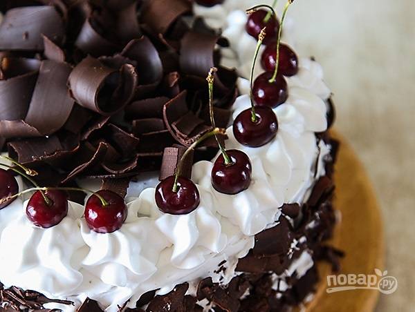 13. А дальше можно украсить торт по желанию шоколадом и ягодками. Оставьте торт, чтобы он пропитался, на 3-5 часов. 