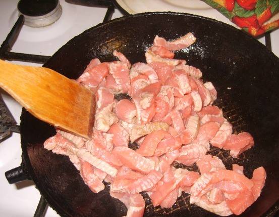 Мясо режем кусочками и обжариваем на растительном масле пару минут.