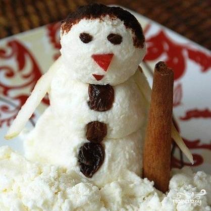 Собственно, остается лишь собрать нашего снеговика. Пуговицы сделаем из изюма, вставим руки, в руки снеговику дадим палочку корицы. Красота! :)