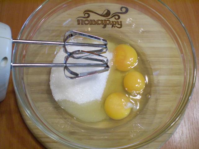 2. Для теста взбиваем миксером яйца с сахаром до пышной пены.